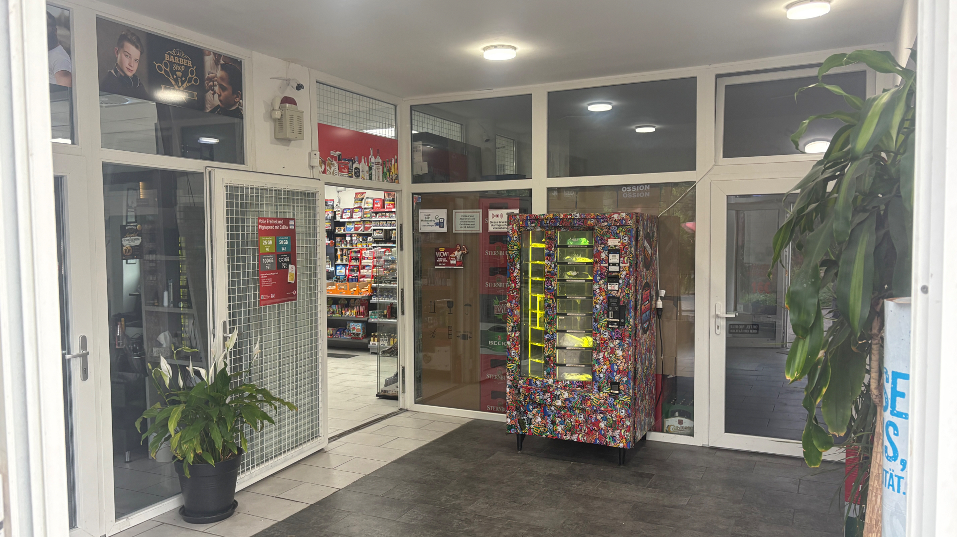 Heller Eingangsbereich mit Powerbank-Station und Zugang zum Kiosk